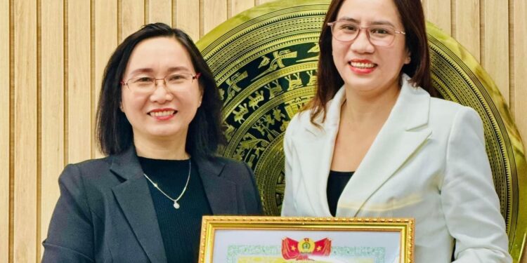 Công ty Nông nghiệp công nghệ cao Tuệ Lâm Quảng Bình: Nhận giấy khen từ Công đoàn ngành Nông nghiệp và Phát triển nông thôn