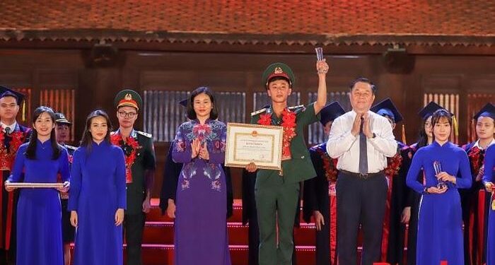 Tôn vinh trí thức, trọng dụng nhân tài…