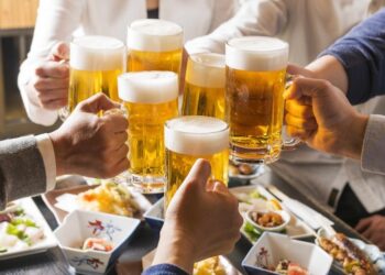 Sử dụng rượu bia: chuyện cá nhân hay xã hội?