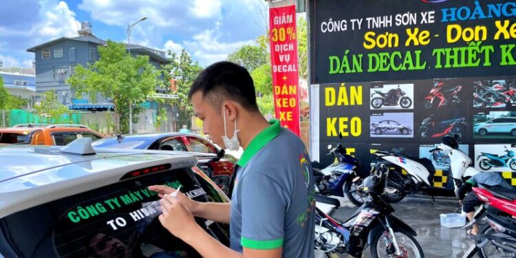 Trung tâm tư vấn pháp luật Toàn Tâm: Xe ô tô dán giấy trang trí với họa tiết sặc sỡ, có bị phạt – Quy định cấp biển hiệu, phù hiệu xe tải, xe ô tô mới nhất