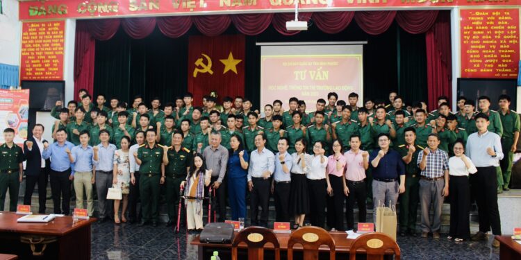 Chuyện các KOL “truyền lửa” cho các chiến sĩ sắp rời xa quân ngũ