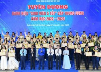 Kỷ niệm 74 năm Ngày truyền thống học sinh, sinh viên và tuyên dương ‘Sinh viên 5 tốt’