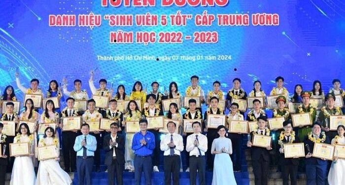 Kỷ niệm 74 năm Ngày truyền thống học sinh, sinh viên và tuyên dương ‘Sinh viên 5 tốt’