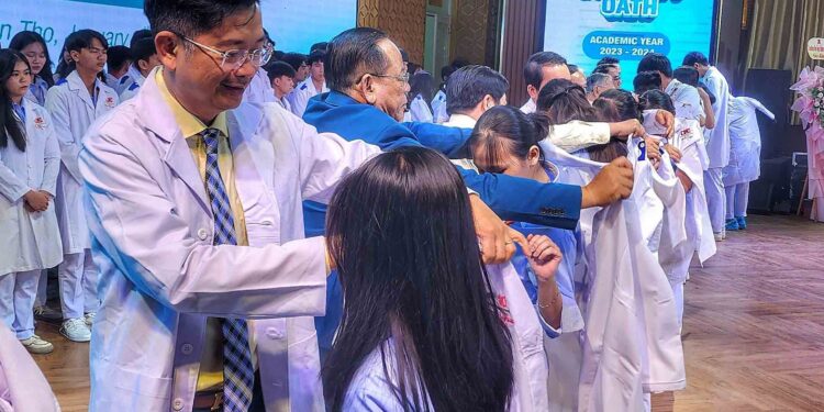 Đại học Nam Cần Thơ trao áo choàng trắng, truyền tải thông điệp về y đức cho tân sinh viên