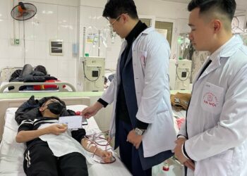 Viện IMRIC phối hợp Viện IRLIE đến thăm, tặng quà bệnh nhân nghèo Phan Trọng Nguyên sinh viên trường Đại học Y Hà Nội