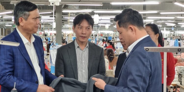 Xí nghiệp may Hà Quảng: Khí thế làm việc ngay ngày đầu Xuân Giáp Thìn