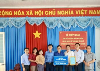 Trung tâm tư vấn pháp luật Toàn Tâm (TTLCC) – TC Nhiếp ảnh và Đời sống trao tặng nhà tình nghĩa tại Thị trấn Mỏ Cày (huyện Mỏ Cày Nam, tỉnh Bến Tre)