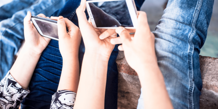 Quyền về đời sống riêng tư trên các nền tảng mạng xã hội – góc nhìn từ thực tiễn và pháp lý