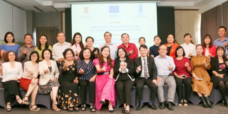 Bế mạc khóa tập huấn nâng cao kiến thức và kỹ năng tư vấn pháp luật cho phụ nữ là nạn nhân của bạo lực giới