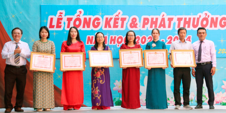 Trường trung học phổ thông Lê Thánh Tôn tổng kết và phát thưởng năm học 2023-2024