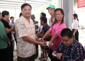 Ông Phan Mạnh Hùng – Tổng giám đốc Cty Mays Ruviteks (Liên bang Nga): Trao tặng 120 suất quà cho Nạn nhân chất độc da cam/Điôxin Thành phố Sóc Trăng