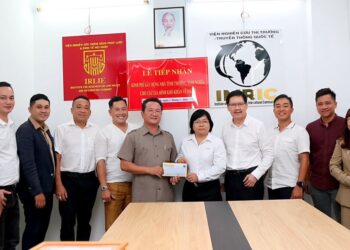 VIỆN NGHIÊN CỨU THỊ TRƯỜNG – TRUYỀN THÔNG QUỐC TẾ PHỐI HỢP VIỆN NGHIÊN CỨU CHÍNH SÁCH PHÁP LUẬT&KINH TẾ HỘI NHẬP TRAO TẶNG KINH PHÍ XÂY DỰNG NHÀ TÌNH THƯƠNG