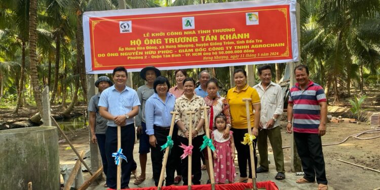 Viện IMRIC và Viện IRLIE phối hợp UBND xã Hưng Nhượng (Giồng Trôm – Bến Tre): Khởi công xây dựng nhà tình thương cho người nghèo