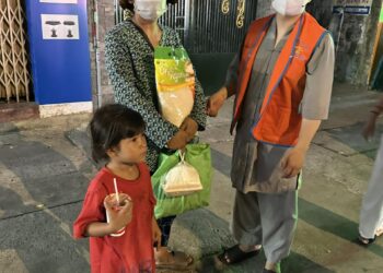 Chùa Pháp Vân – Tân Phú: Trao tận tay hàng trăm phần quà cho người có hoàn cảnh đặc biệt