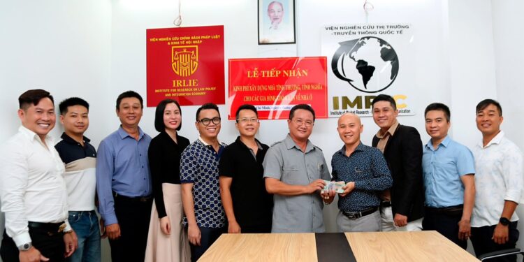 Viện Nghiên cứu Thị trường – Truyền thông Quốc tế và Viện Nghiên cứu Chính sách pháp luật&Kinh tế hội nhập: Tiếp nhận kinh phí xây dựng “Nhà tình thương” cho người nghèo