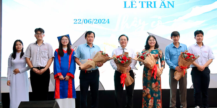 TRƯỜNG THPT LÊ THÁNH TÔN TỔ CHỨC TRỌNG THỂ LỄ TRI ÂN VÀ TRƯỞNG THÀNH CHO HỌC SINH KHỐI 12