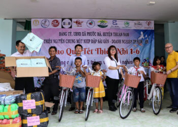 Hội thiện nguyện “Chung một nhịp đập Sài Gòn” trao hàng trăm suất quà cho trẻ khó khăn nhân ngày 1/6