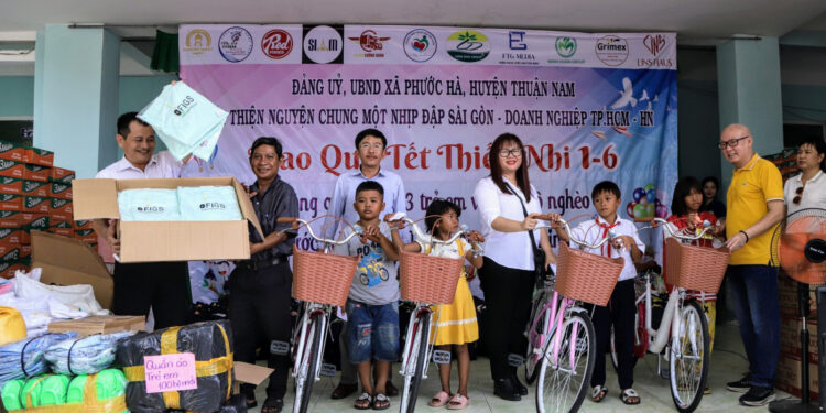 Hội thiện nguyện “Chung một nhịp đập Sài Gòn” trao hàng trăm suất quà cho trẻ khó khăn nhân ngày 1/6