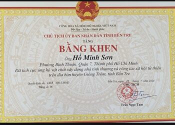 Ông Hồ Minh Sơn – Viện trưởng Viện IMRIC, Tạp chí Nhiếp ảnh và Đời sống vinh dự nhận bằng khen từ Chủ tịch UBND tỉnh Bến Tre