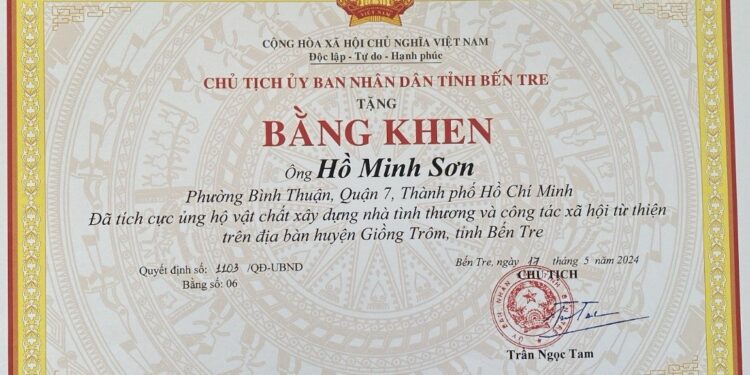 Ông Hồ Minh Sơn – Viện trưởng Viện IMRIC, Tạp chí Nhiếp ảnh và Đời sống vinh dự nhận bằng khen từ Chủ tịch UBND tỉnh Bến Tre