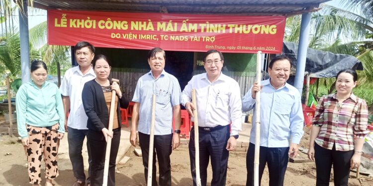 Viện IMRIC – Viện IRLIE, TC Nhiếp ảnh và Đời sống: Khởi công xây dựng nhà tình thương cho người nghèo tại xã Định Trung (Bình Đại, Bến Tre)