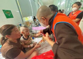 Chùa Pháp Vân (Tân Phú): Trao gần 300 suất quà cho bệnh nhi tại Bệnh viện Nhi Đồng 1 và 2