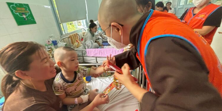 Chùa Pháp Vân (Tân Phú): Trao gần 300 suất quà cho bệnh nhi tại Bệnh viện Nhi Đồng 1 và 2