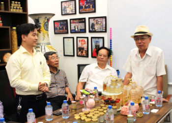 Đoàn công tác Hiệp hội Trang trại và Doanh nghiệp Nông nghiệp Việt Nam và Hiệp hội Yến Sào Việt Nam thăm, làm việc với Nhà máy Yến sào NESTGIA