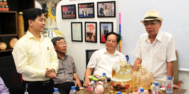 Đoàn công tác Hiệp hội Trang trại và Doanh nghiệp Nông nghiệp Việt Nam và Hiệp hội Yến Sào Việt Nam thăm, làm việc với Nhà máy Yến sào NESTGIA