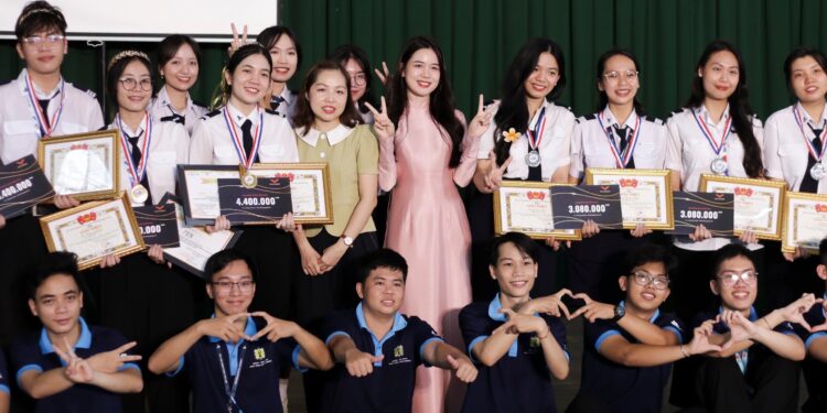 Học viện Kỹ năng VTALK đồng hành cùng Học viện Hàng Không trong Call Me The Debater – Gọi tôi là Tranh biện viên