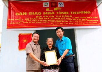 Viện IMRIC – Viện IRLIE phối hợp TC Doanh nghiệp và Trang trại, UBND Thị trấn Mõ Cày bàn giao căn nhà tình thương