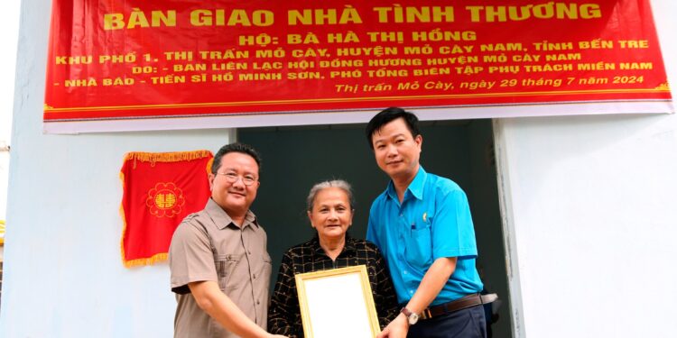 Viện IMRIC – Viện IRLIE phối hợp TC Doanh nghiệp và Trang trại, UBND Thị trấn Mõ Cày bàn giao căn nhà tình thương