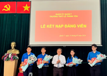 Trường THPT Lê Thánh Tôn (Quận 7 – TP.HCM) tổ chức kết nạp Đảng cho học sinh