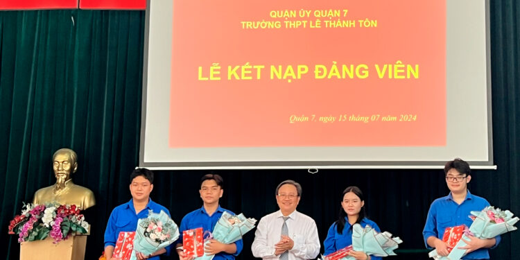Trường THPT Lê Thánh Tôn (Quận 7 – TP.HCM) tổ chức kết nạp Đảng cho học sinh