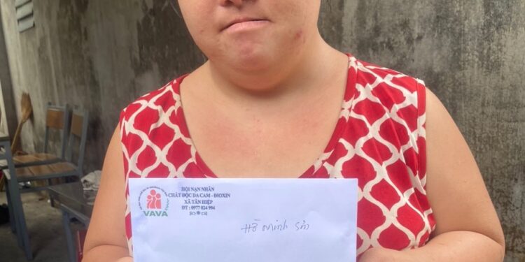 Viện IMRIC – Viện IRLIE, Trung tâm TTLCC và Tạp chí Doanh nghiệp và Trang trại: Trao quà các nạn nhân chất độc da cam ở xã Tân Hiệp