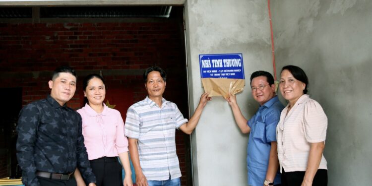 Viện IMRIC – Viện IRLIE phối hợp Tạp chí Doanh nghiệp và Trang trại Việt Nam: Trao tặng nhà tình thương tại huyện Chợ Lách, tỉnh Bến Tre