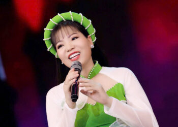 Cô giáo Thuý Hằng với tà áo dài duyên dáng trong ca khúc mới