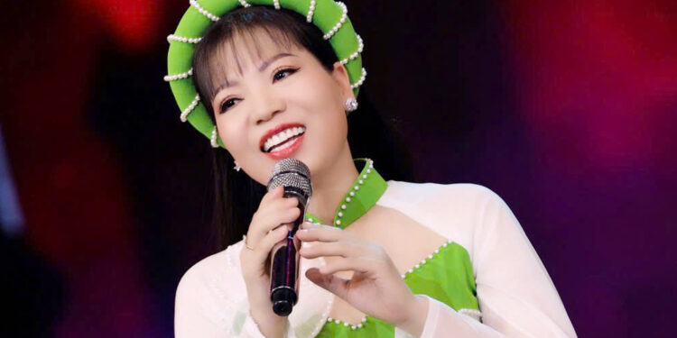 Cô giáo Thuý Hằng với tà áo dài duyên dáng trong ca khúc mới