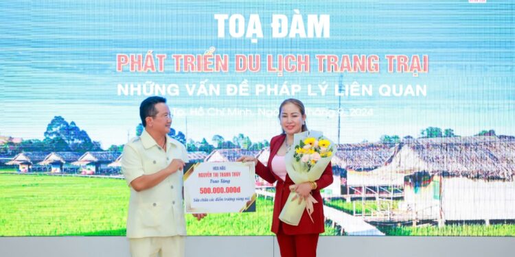 Hoa hậu Nguyễn Thị Thanh Thúy trao tặng kinh phí sửa chữa các điểm trường vùng núi