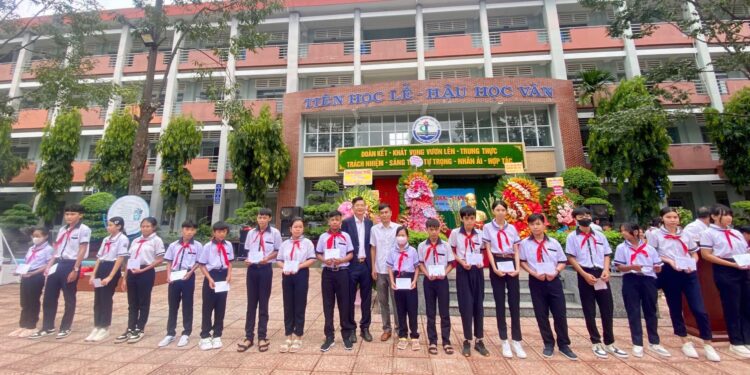Bệnh viện Răng Hàm Mặt Sài Gòn trao học bổng cho học sinh nghèo hiếu học tại huyện Tân Phú (Đồng Nai)