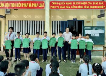 Viện IMRIC – Viện IRLIE phối hợp Tạp chí Doanh nghiệp và trang trại Việt Nam: Trao Balo quà tặng cho học sinh nghèo ở Thị trấn Mõ Cày, xã Định Thuỷ