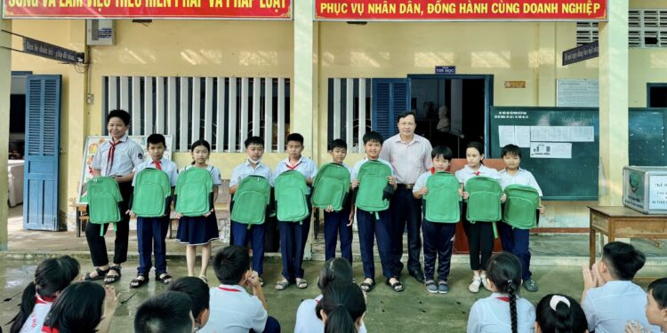 Viện IMRIC – Viện IRLIE phối hợp Tạp chí Doanh nghiệp và trang trại Việt Nam: Trao Balo quà tặng cho học sinh nghèo ở Thị trấn Mõ Cày, xã Định Thuỷ