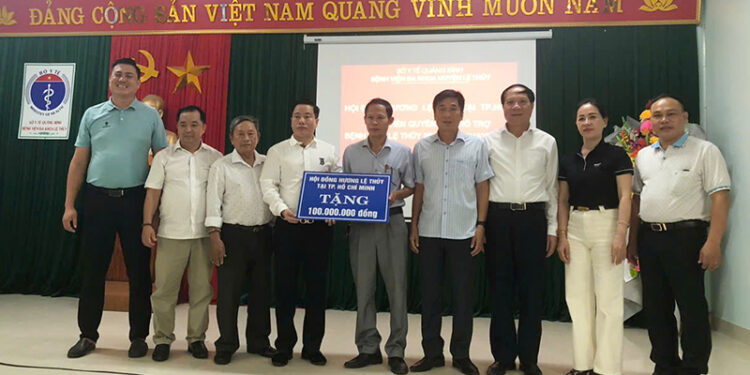 Hội đồng hương Lệ Thuỷ tại TP. Hồ Chí Minh hỗ trợ tiền mua máy chạy thận nhân tạo