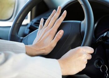 Trung tâm tư vấn pháp luật Minh Sơn: Chuyển nơi ở có phải đổi biển số xe – Bấm còi không đúng cách bị xử phạt như thế nào?