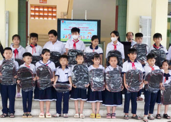 Viện IMRIC – Viện IRLIE phối hợp Tạp chí Doanh nghiệp và Trang trại Việt Nam tiếp sức cho học sinh hiếu học vượt khó tỉnh Bến Tre