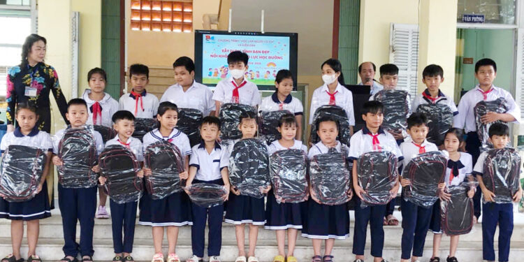 Viện IMRIC – Viện IRLIE phối hợp Tạp chí Doanh nghiệp và Trang trại Việt Nam tiếp sức cho học sinh hiếu học vượt khó tỉnh Bến Tre