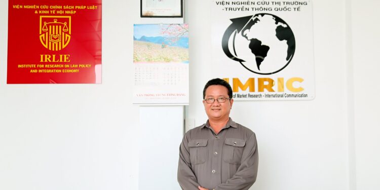 Ông Hồ Minh Sơn: Chuyên mục hỏi – đáp phụ nữ chỉ ở nhà nội trợ, có giành được quyền nuôi con khi ly hôn – Quyền và nghĩa vụ của người quản lý di sản thừa kế?