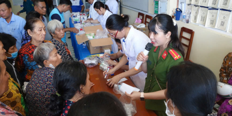 Công an tỉnh An Giang tặng quà cho người dân khó khăn