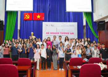 Diễn giả áo dài Võ Thị Mỹ Duyên và ThS. Nguyễn Anh Toàn từ Maybank Investment Bank truyền cảm hứng xây dựng kế hoạch tương lai tại Trường ĐH KHXH&NV