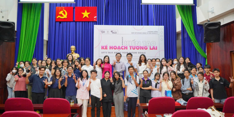 Diễn giả áo dài Võ Thị Mỹ Duyên và ThS. Nguyễn Anh Toàn từ Maybank Investment Bank truyền cảm hứng xây dựng kế hoạch tương lai tại Trường ĐH KHXH&NV